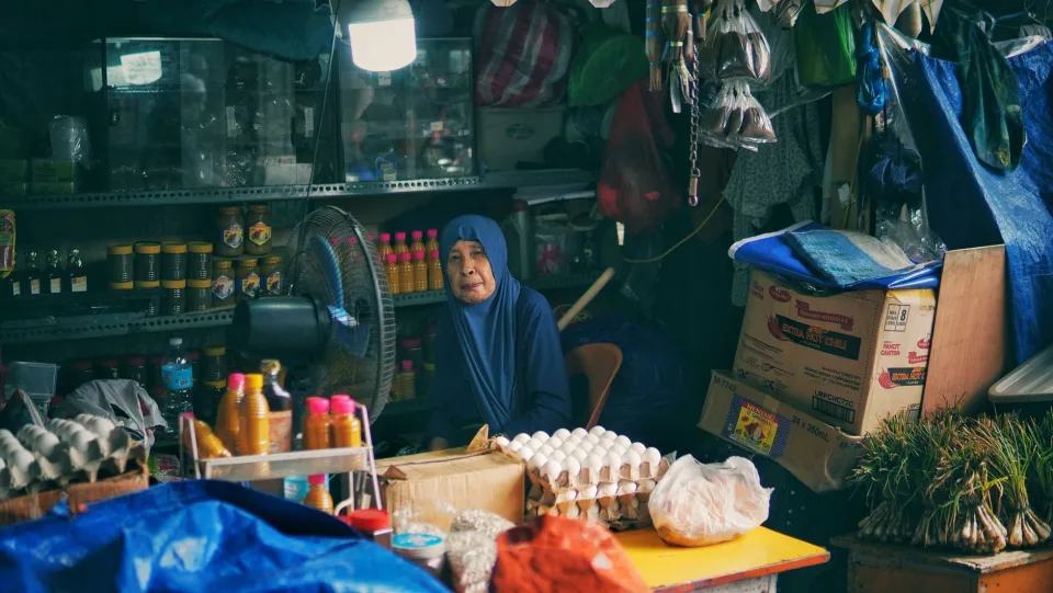 Nhân viên đang soạn hàng cho khách
